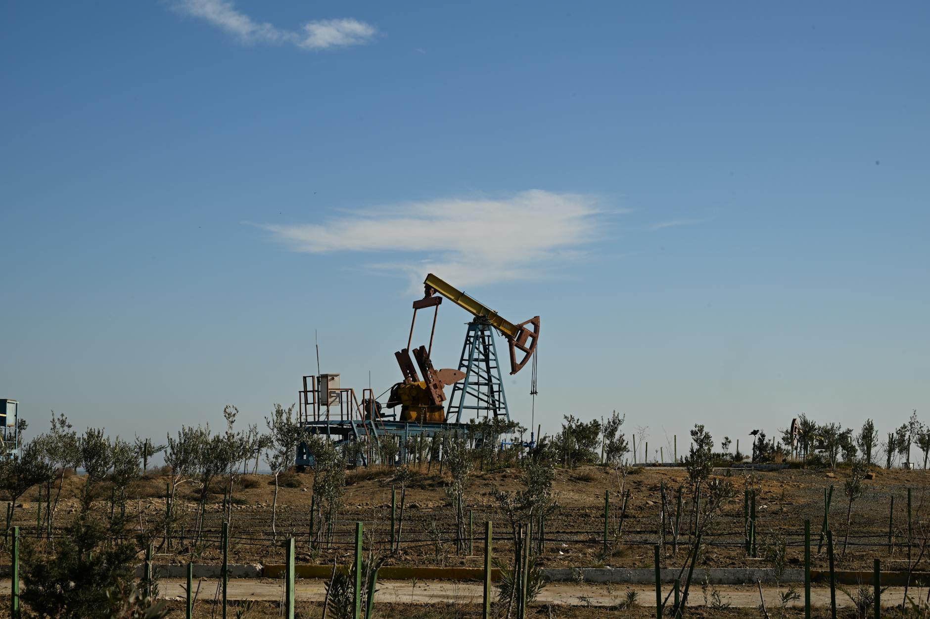 Middle East Petrochemical Market: 2025 Prices & Outlook 1 Oil pump jack in a dry landscape with shrubs and clear sky in Bakú, Azerbaijan.