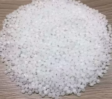 Comparison of HDPE and LDPE products highlighting key differences in flexibility, strength, and applications for manufacturers in 2025